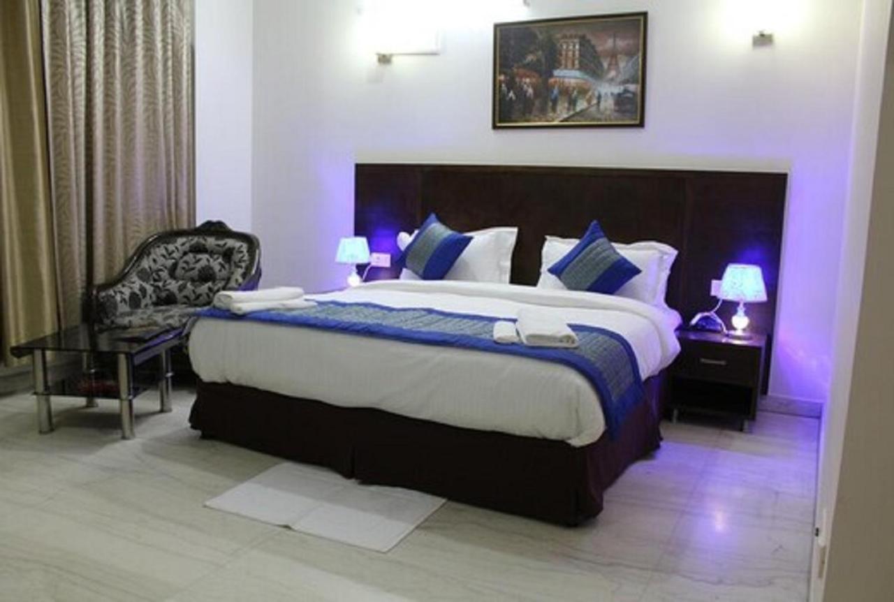Lime Tree Hotel Sushant Lok Gurgaon Sector 29 Next To Iffco Chowk Metro Exterior photo