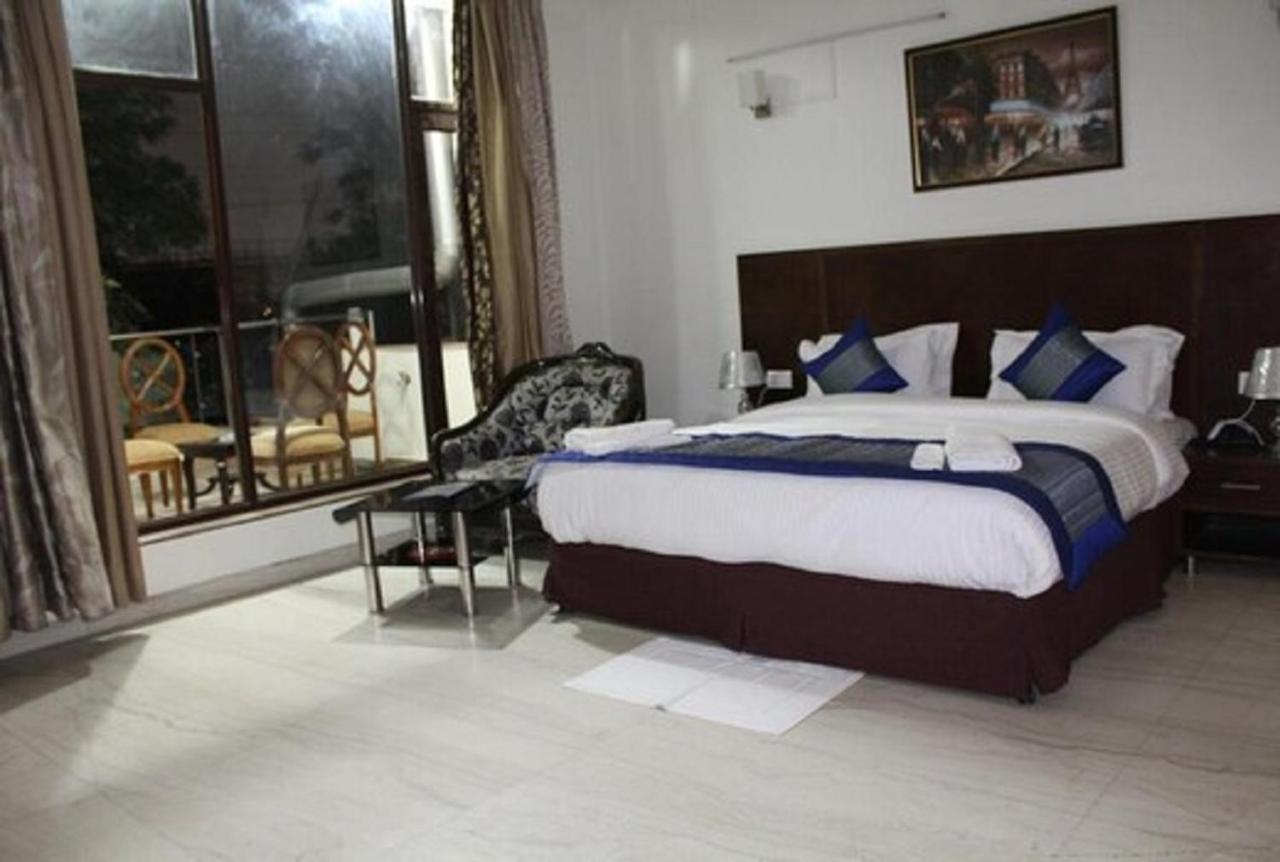 Lime Tree Hotel Sushant Lok Gurgaon Sector 29 Next To Iffco Chowk Metro Exterior photo