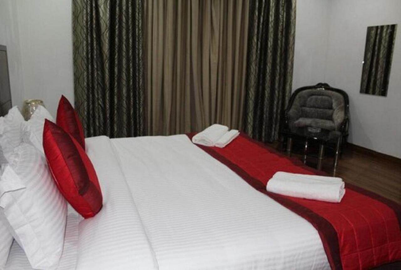 Lime Tree Hotel Sushant Lok Gurgaon Sector 29 Next To Iffco Chowk Metro Exterior photo